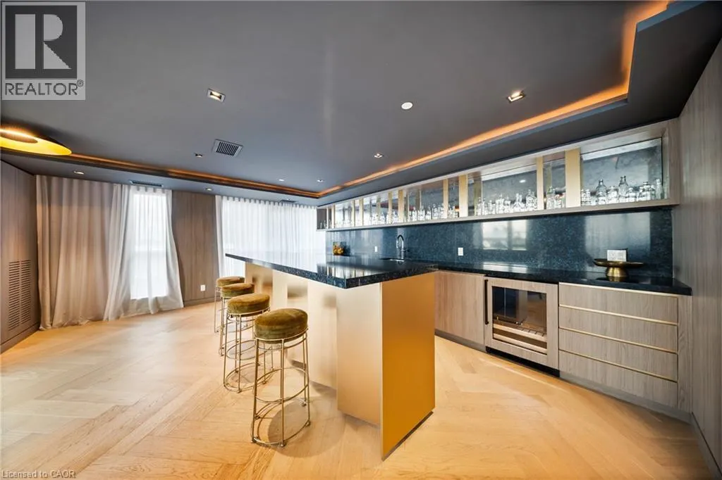405 DUNDAS Street W Unit# 813, #813