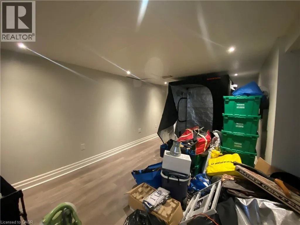 24 QUEENSLEA Drive