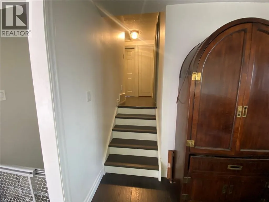 24 QUEENSLEA Drive