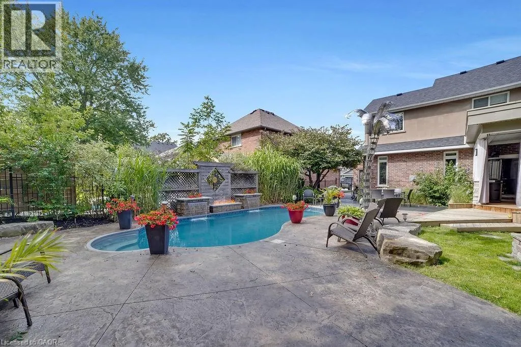 8 MEADOWLEA Court