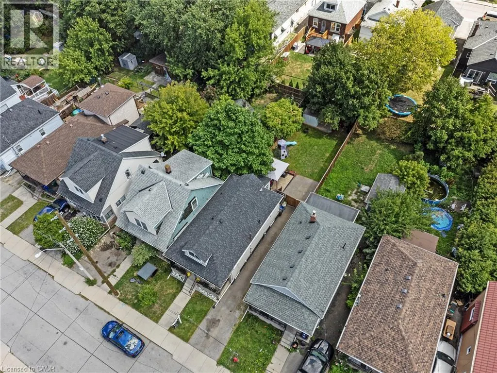 22 HOUGHTON Avenue N