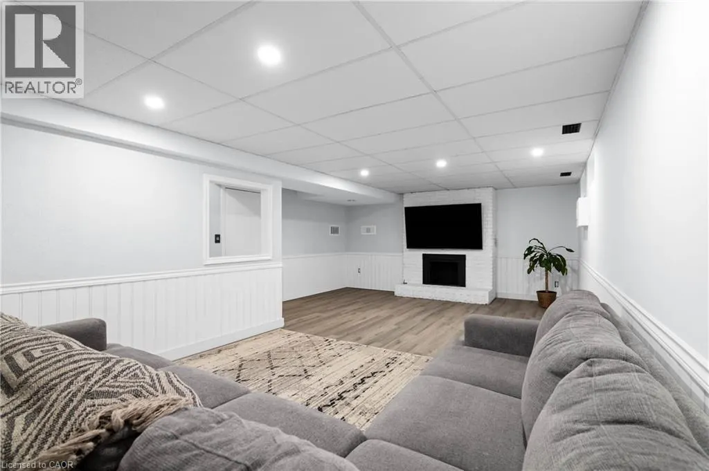 296 EDGEHILL Drive