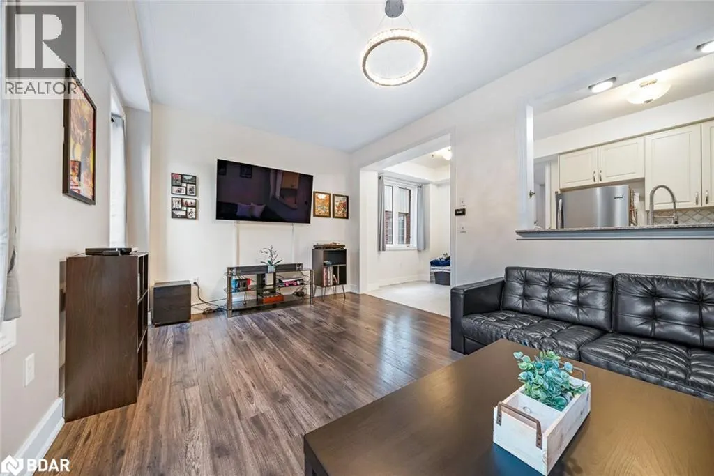 105 COLLIER Crescent