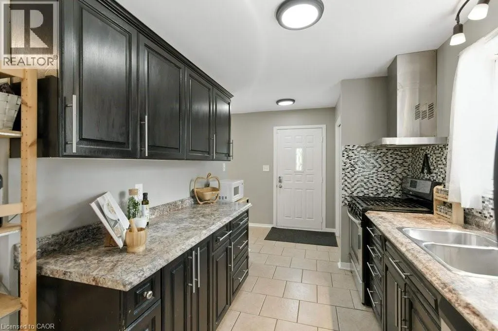 19 LAMPMAN Crescent