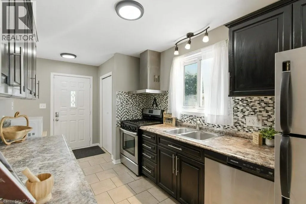 19 LAMPMAN Crescent