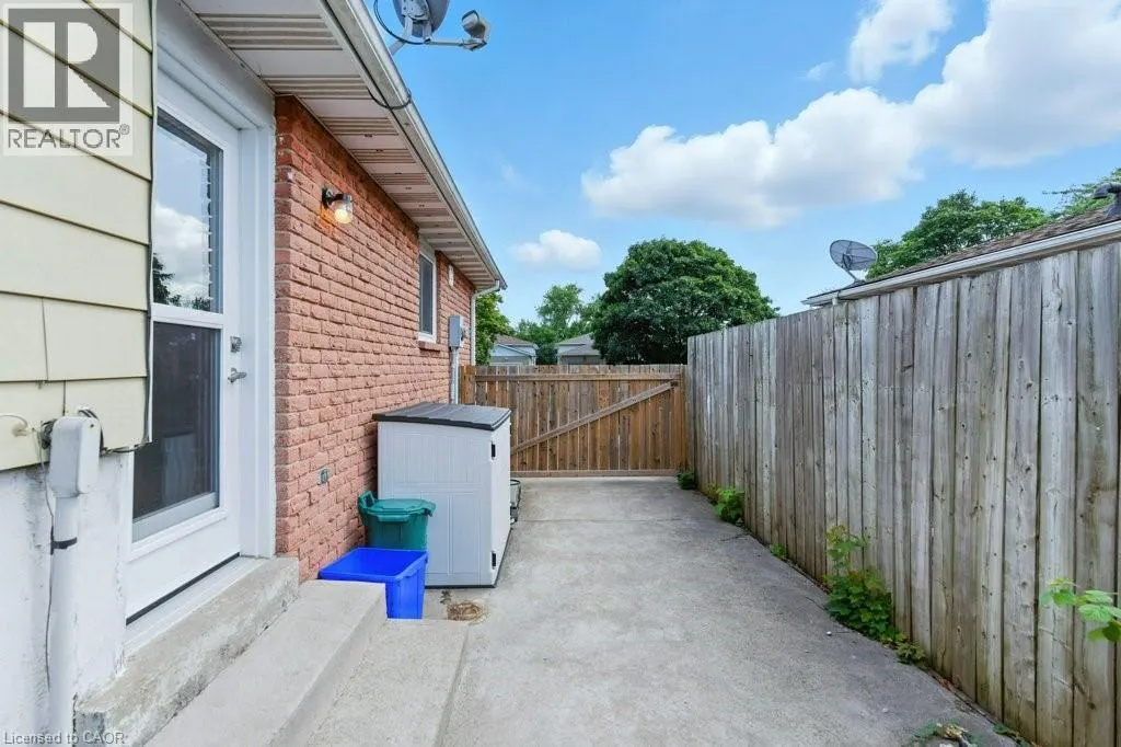 19 LAMPMAN Crescent