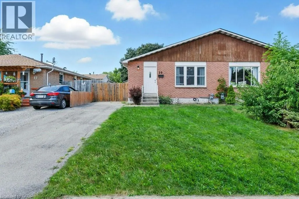 19 LAMPMAN Crescent