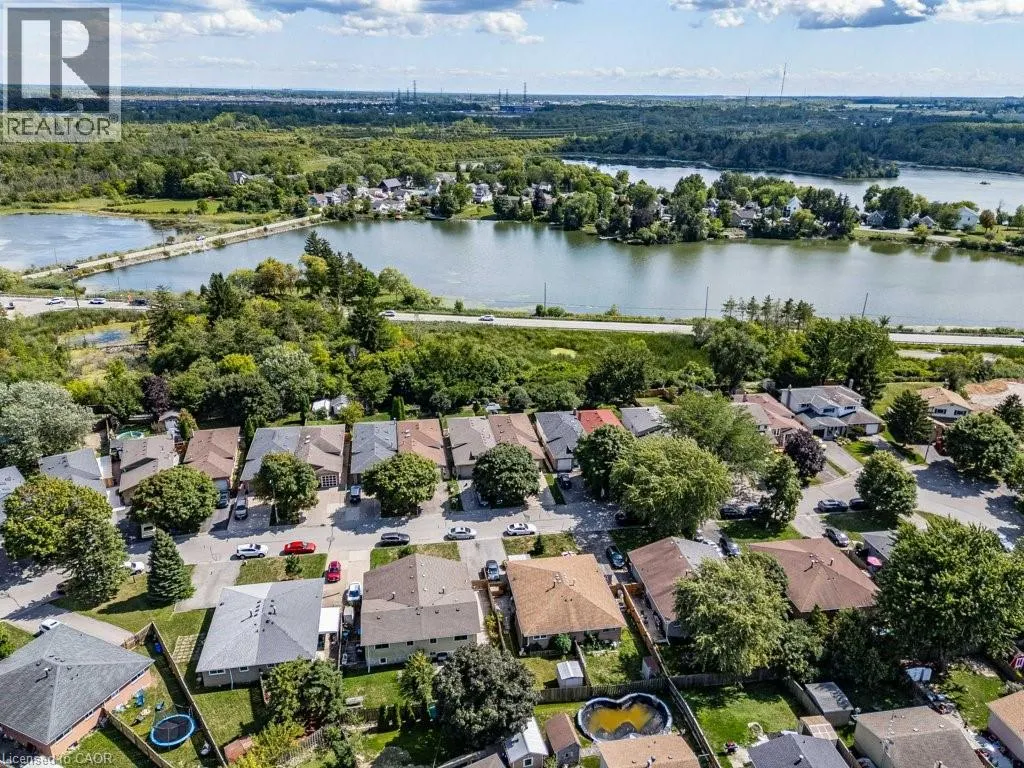 19 LAMPMAN Crescent