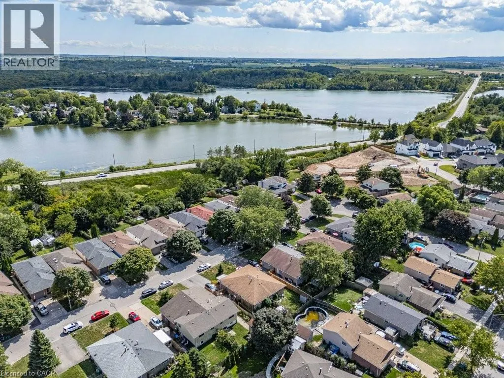 19 LAMPMAN Crescent