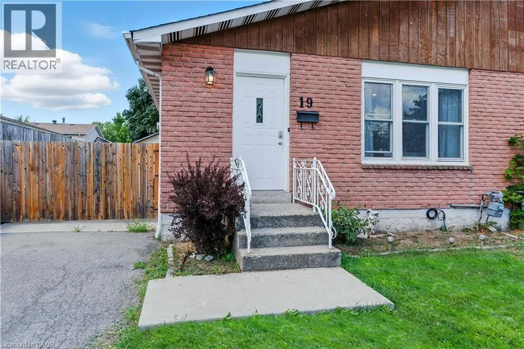 19 LAMPMAN Crescent