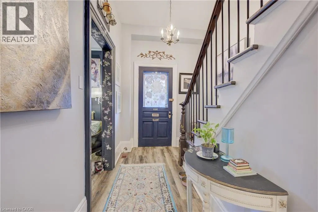 32 ELLEN Street E