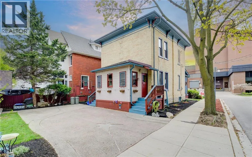 32 ELLEN Street E