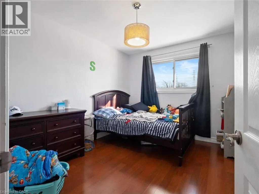 24 GLADYS Avenue