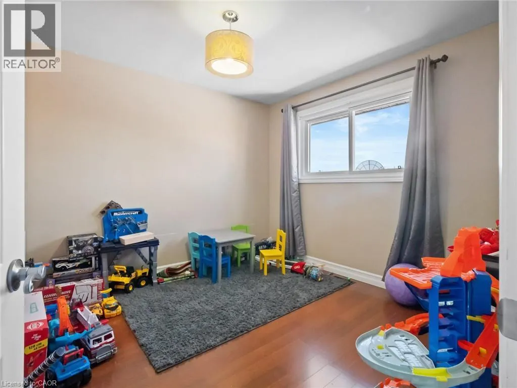 24 GLADYS Avenue