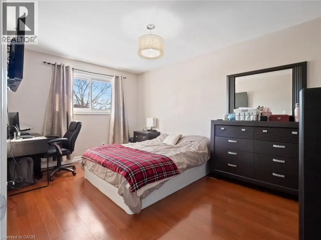 24 GLADYS Avenue