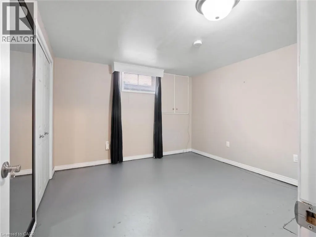 24 GLADYS Avenue
