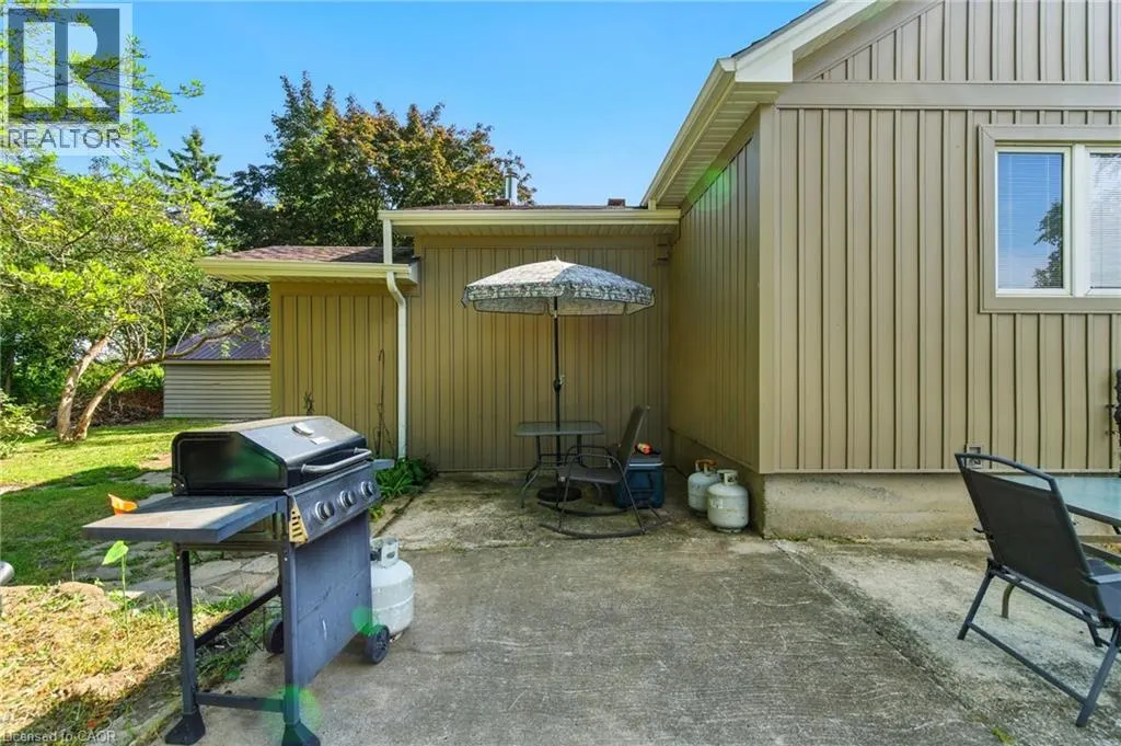 897 THOMPSON Road E