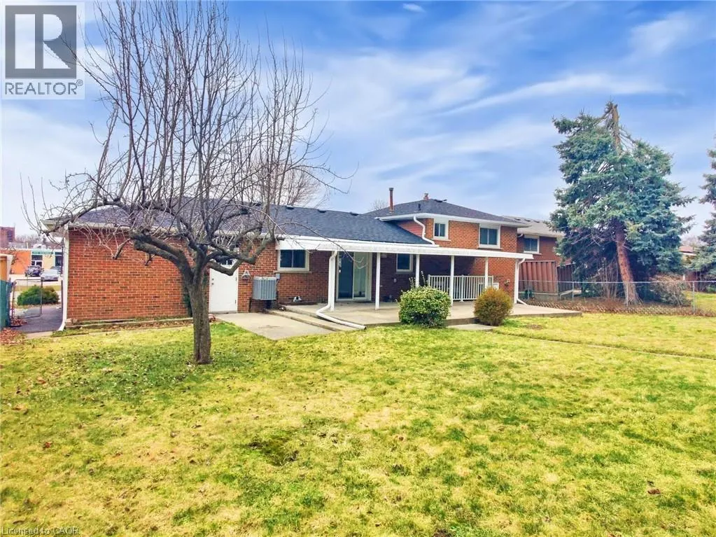 11 MEADOWLAND Gate