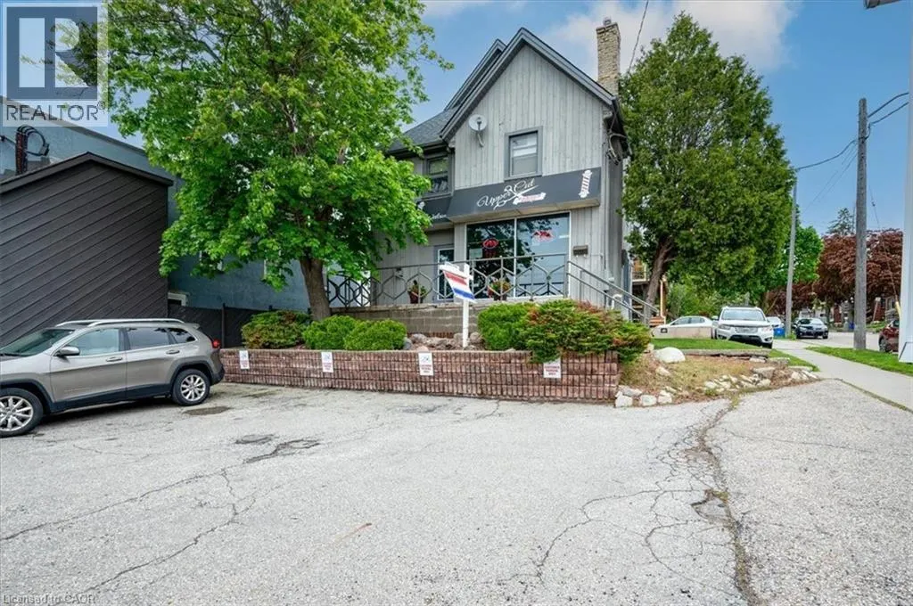 686 KING Street E