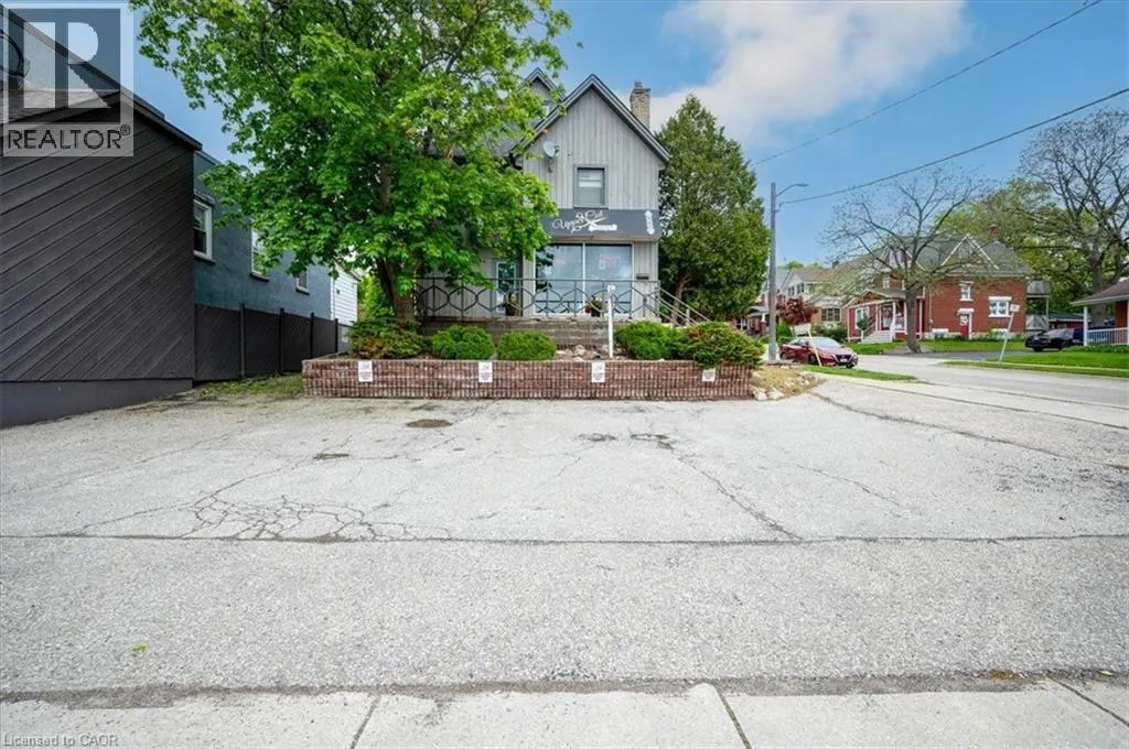 686 KING Street E