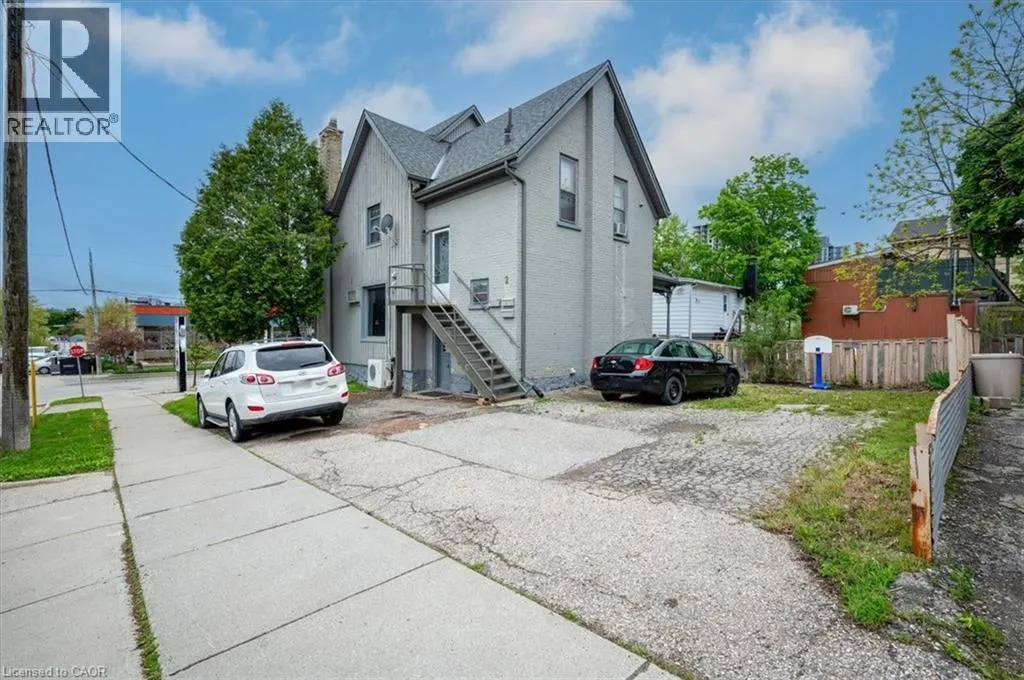 686 KING Street E