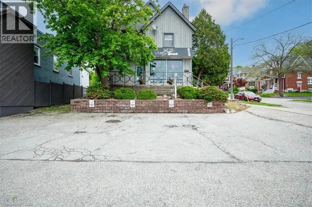 686 KING Street E