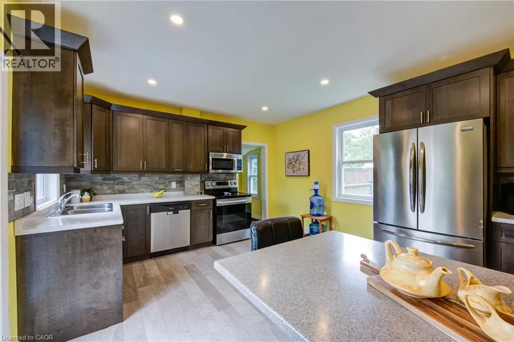 37 DECEW Street W