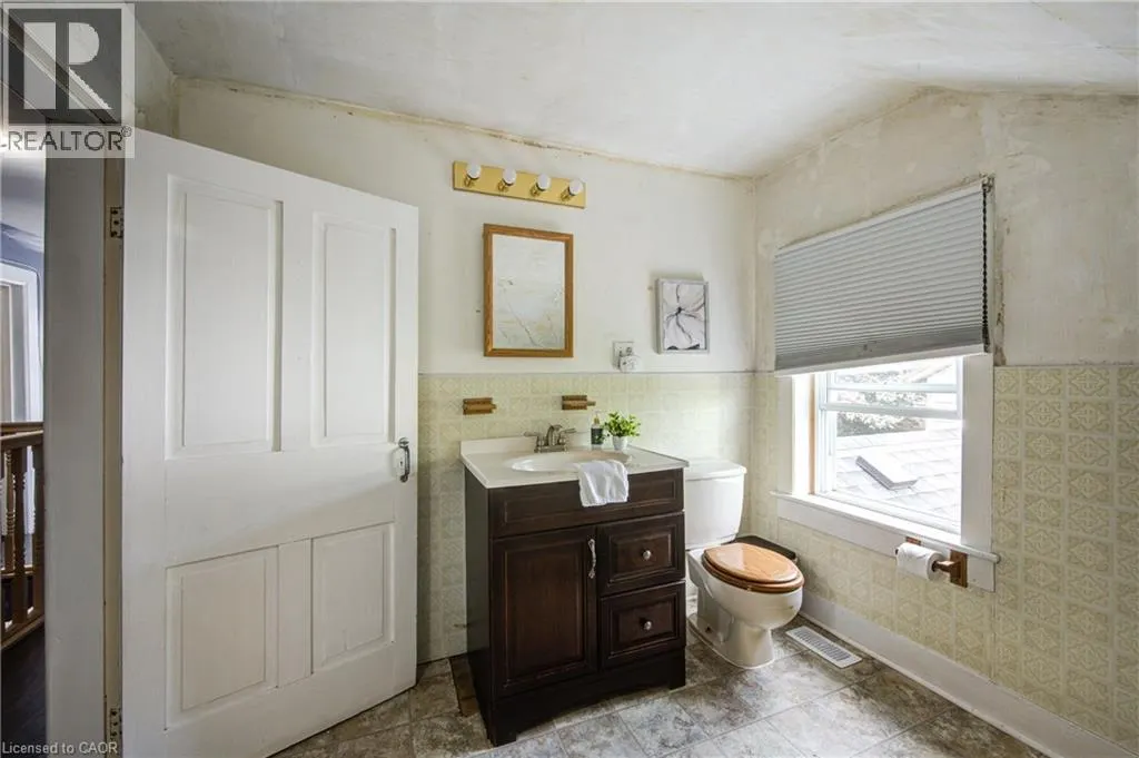 37 DECEW Street W