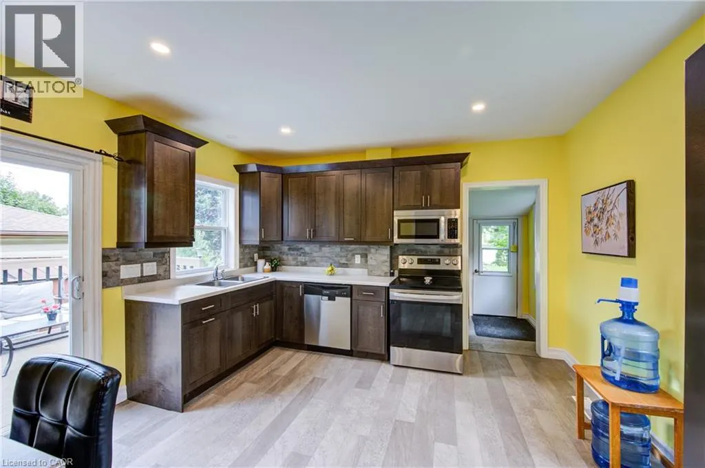 37 DECEW Street W