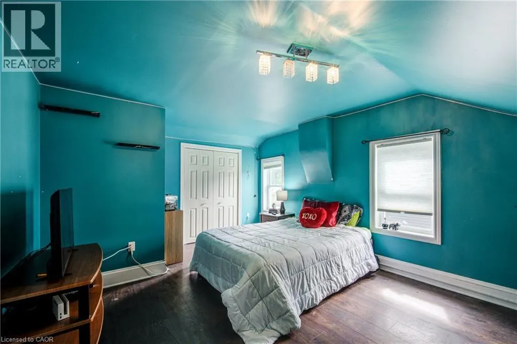 37 DECEW Street W