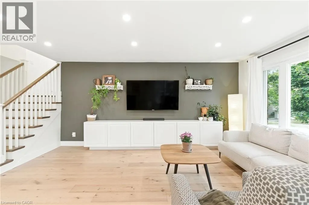 210 NORTHLAKE Drive