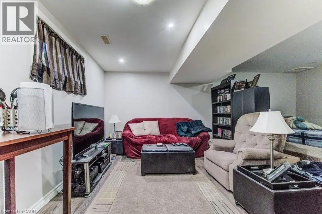 404 TEALBY Crescent