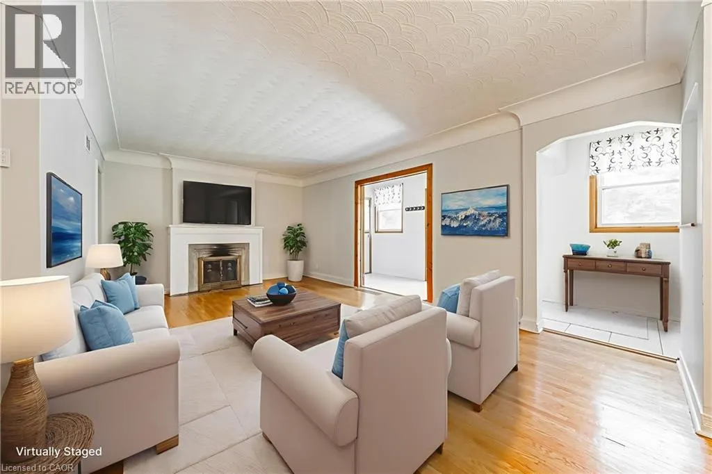 972 KINGSWAY Drive