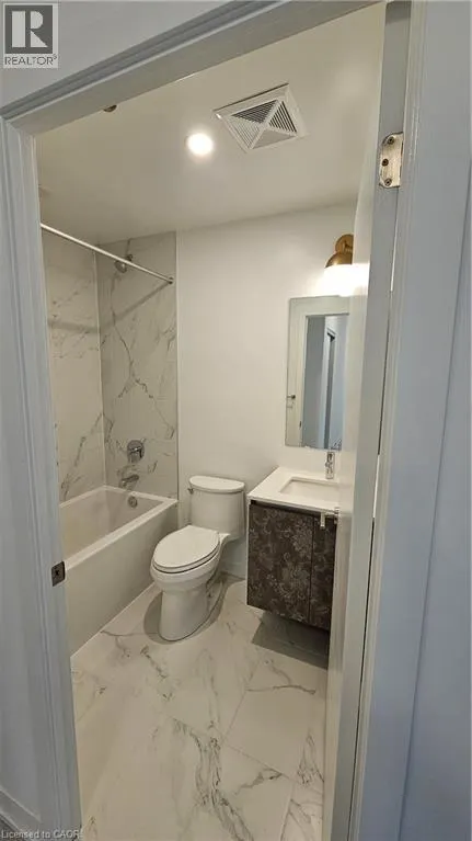 405 DUNDAS Street W