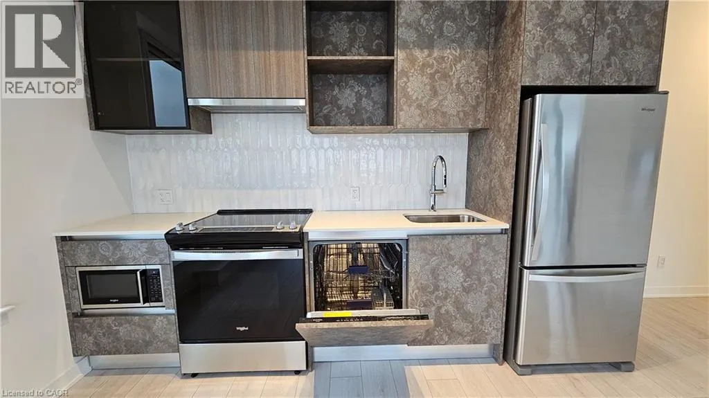405 DUNDAS Street W