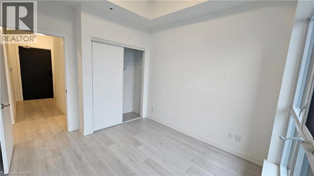 405 DUNDAS Street W