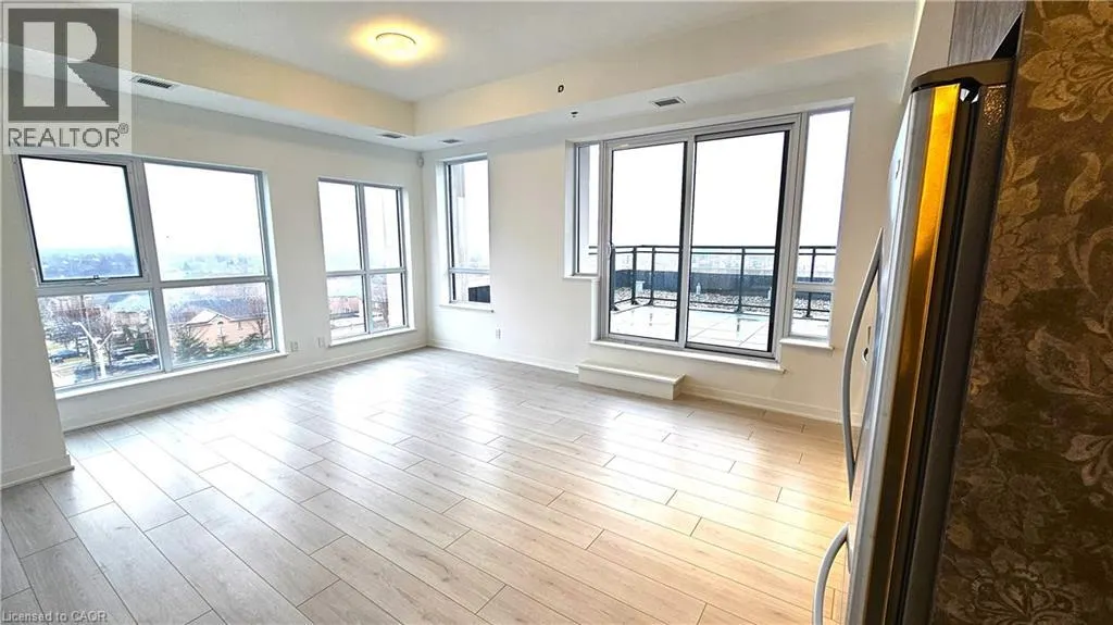 405 DUNDAS Street W