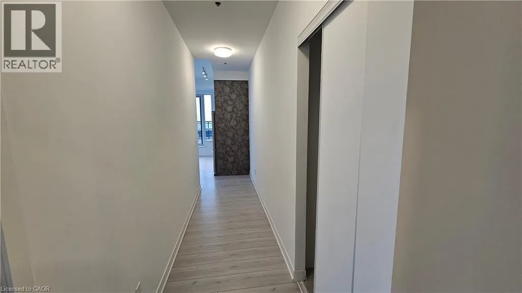 405 DUNDAS Street W