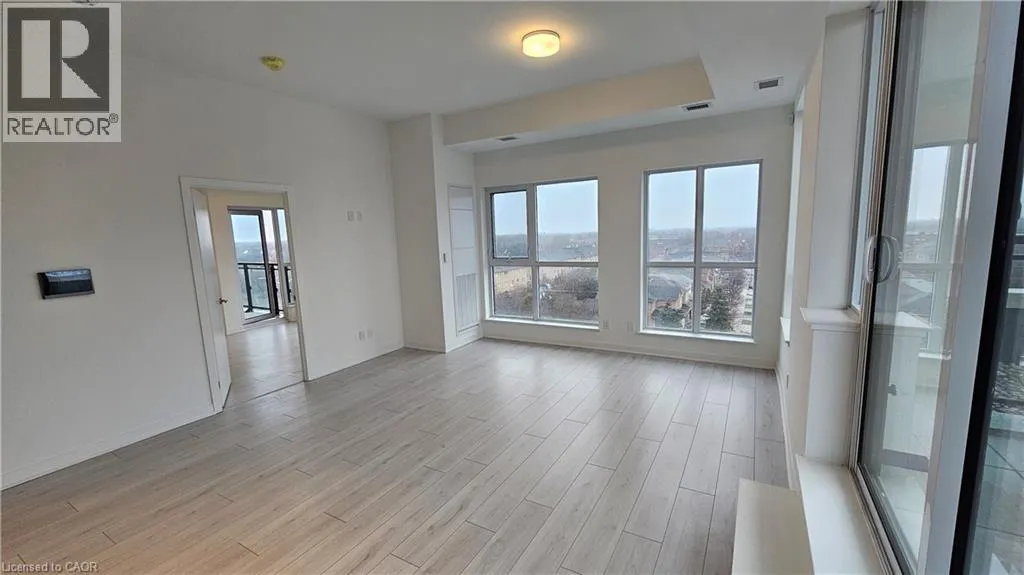405 DUNDAS Street W
