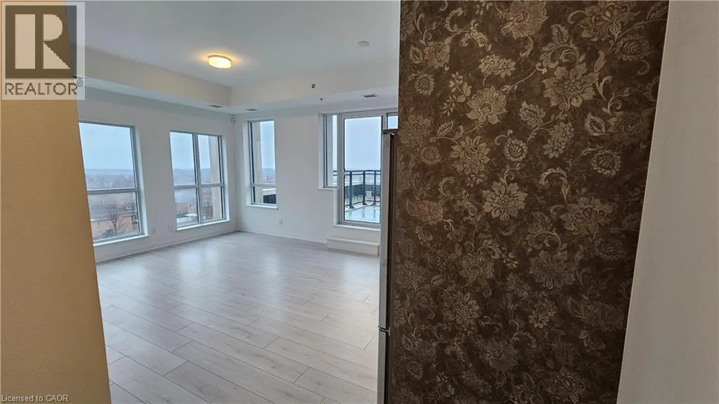 405 DUNDAS Street W