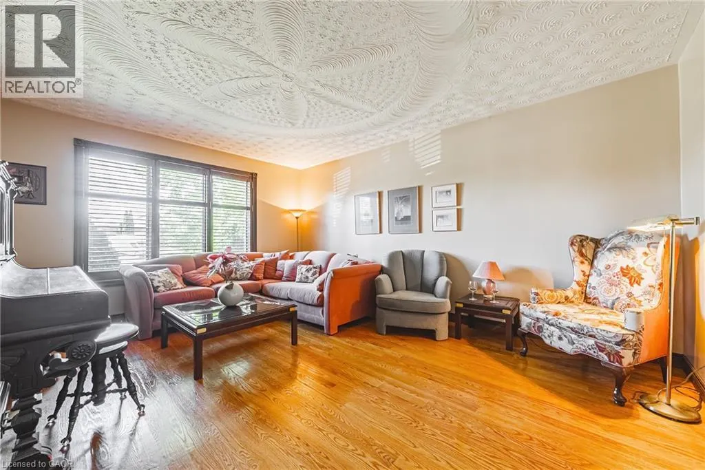 47 TRENHOLME Crescent