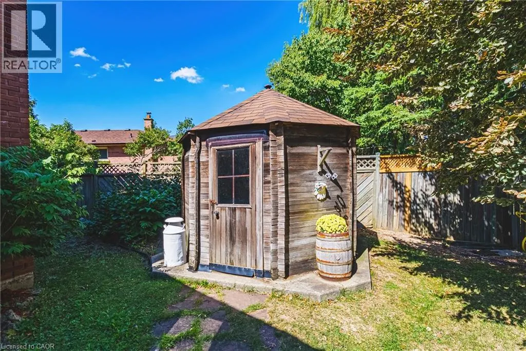 47 TRENHOLME Crescent