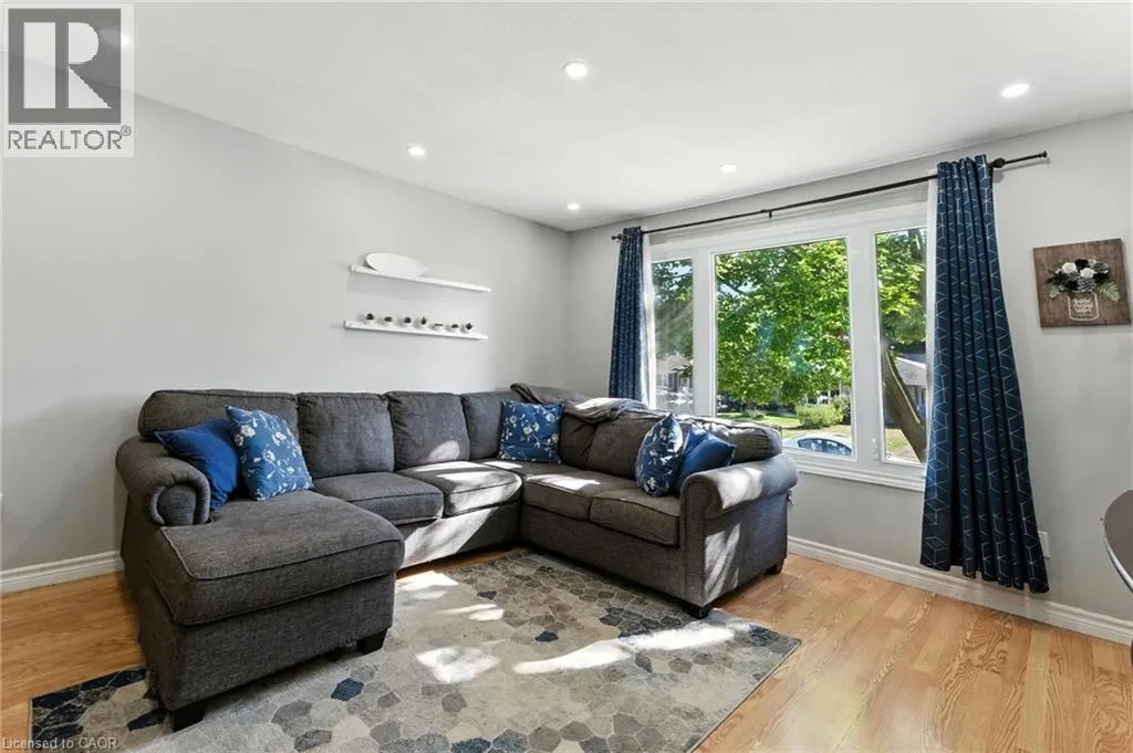 37 MAPLE Crescent