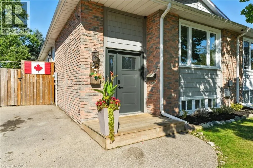 37 MAPLE Crescent