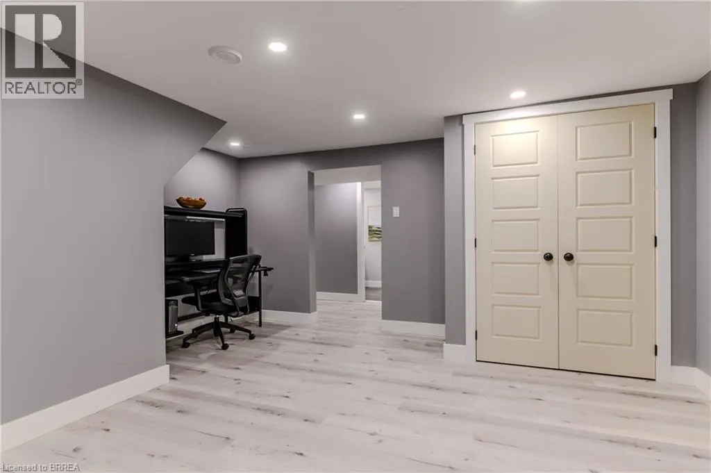 63 VEEVERS Drive