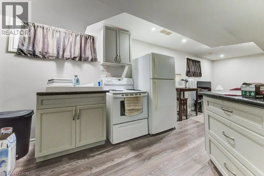 404 TEALBY Crescent