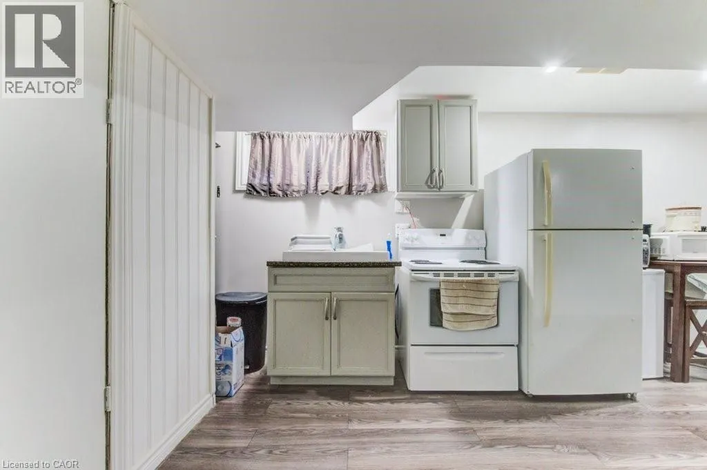 404 TEALBY Crescent