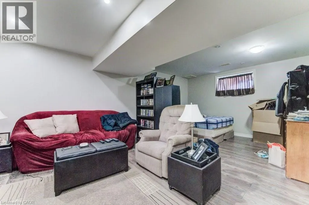 404 TEALBY Crescent
