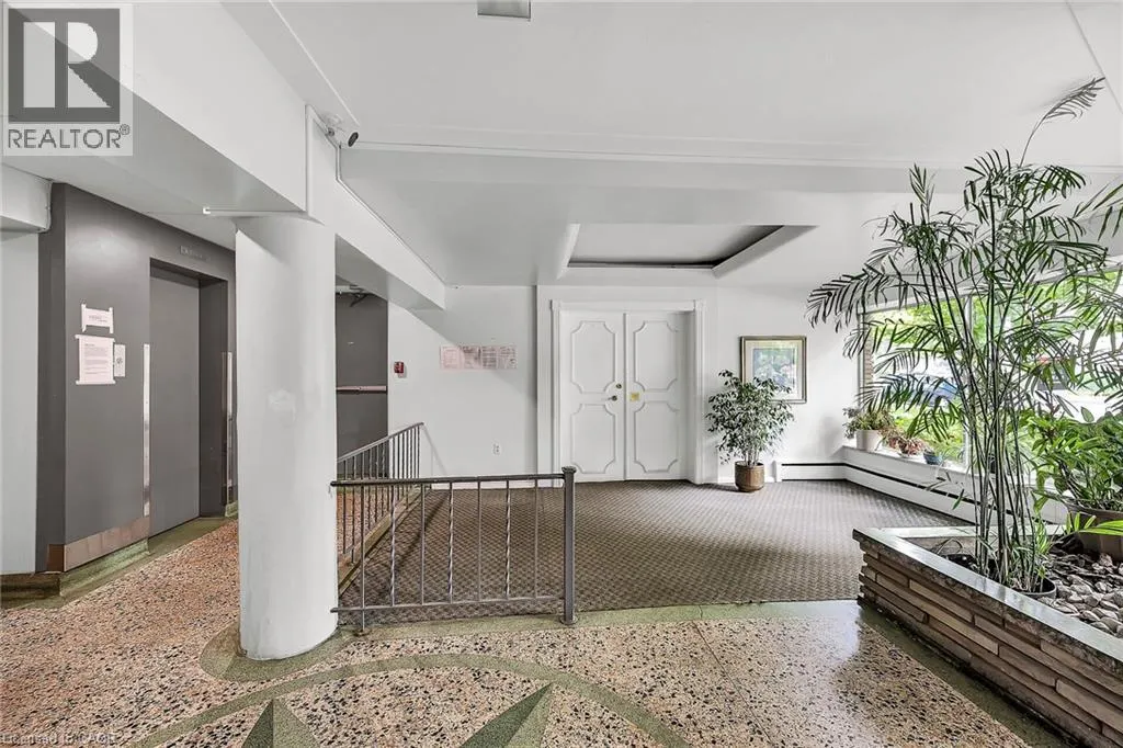 40 ROBINSON Street Unit# 208, #208