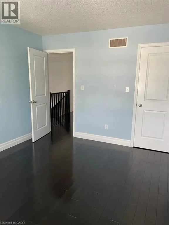 296 COUNTRYSTONE Crescent Unit# Upper, #Upper